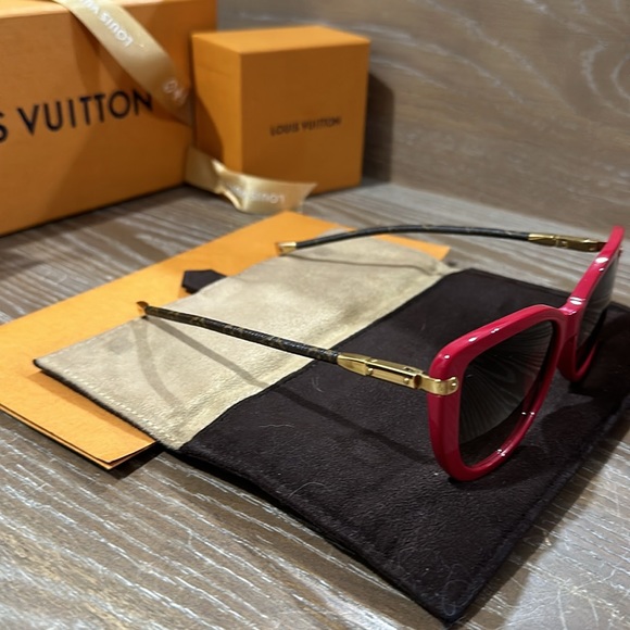 Louis Vuitton,three-way red sunglasses with Louis Vuitton, monogram on the sides - Picture 8 of 13